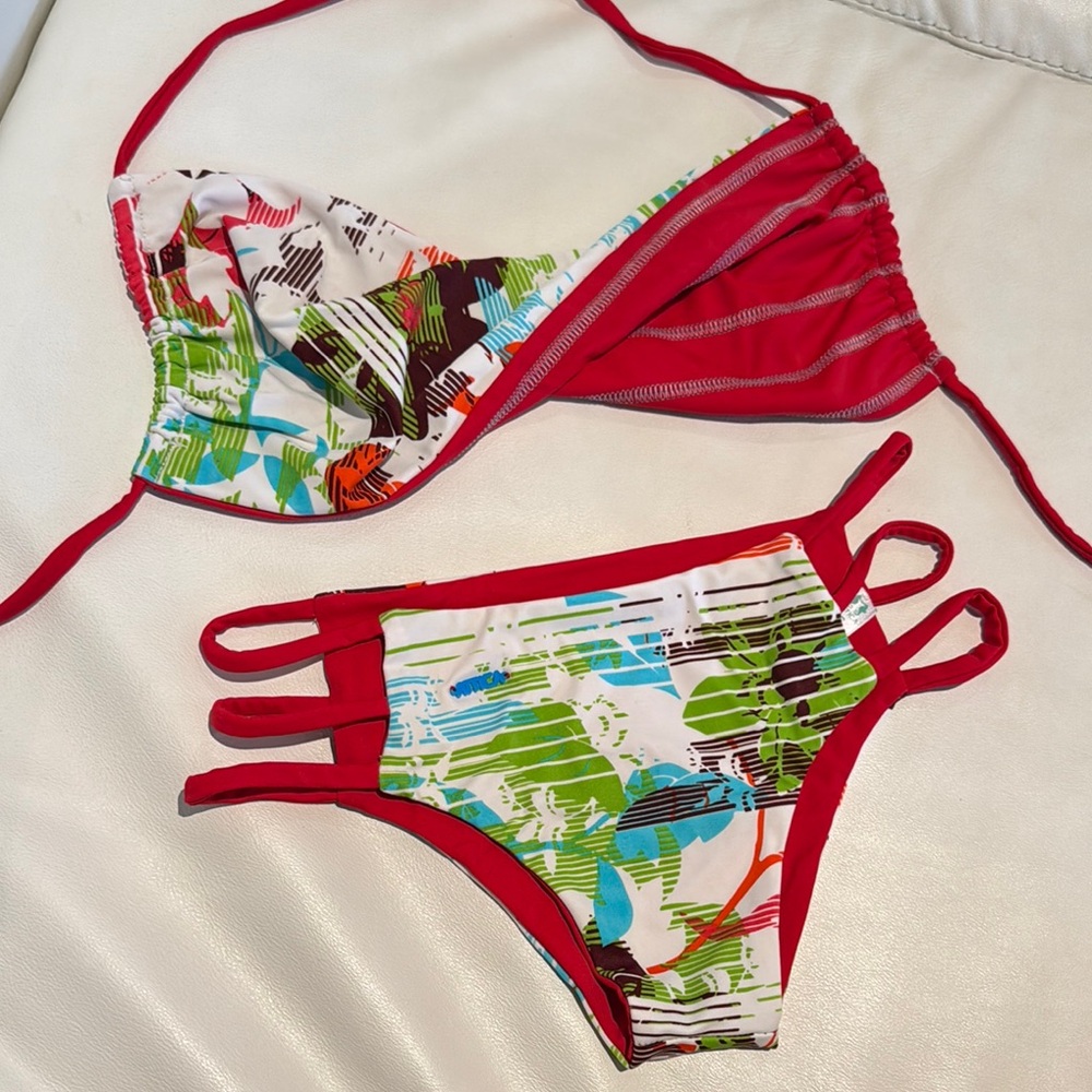 Women Small red tropical flowers bikini Swim Set with special stitching detail - Picture 2 of 9